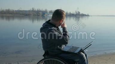 带手提电脑的残疾人，在轮椅上独自引<strong>导视</strong>频聊天